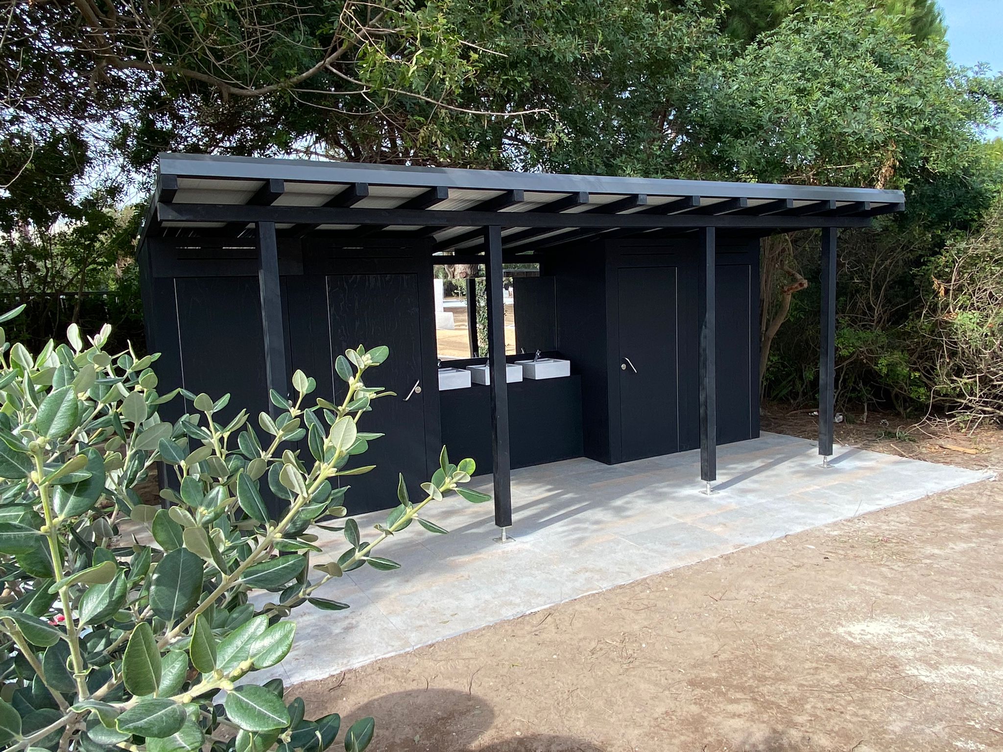 Houten sanitaire units met vaste aansluiting voor tuin-evenementen